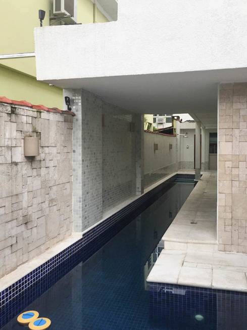 Vende-se casa com piscina  porteira fechada!!!