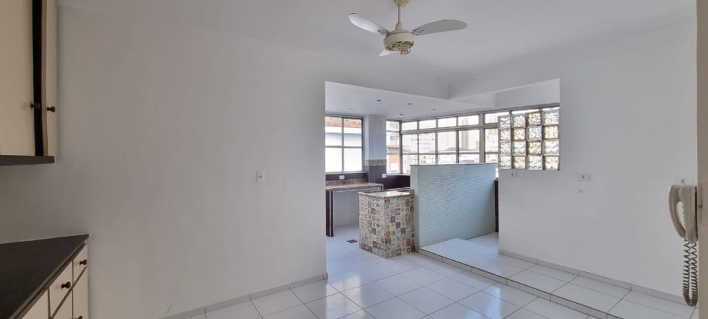 Apartamento para venda, reformado, 3 dormitórios, garagem fechada na Ponta da Praia!