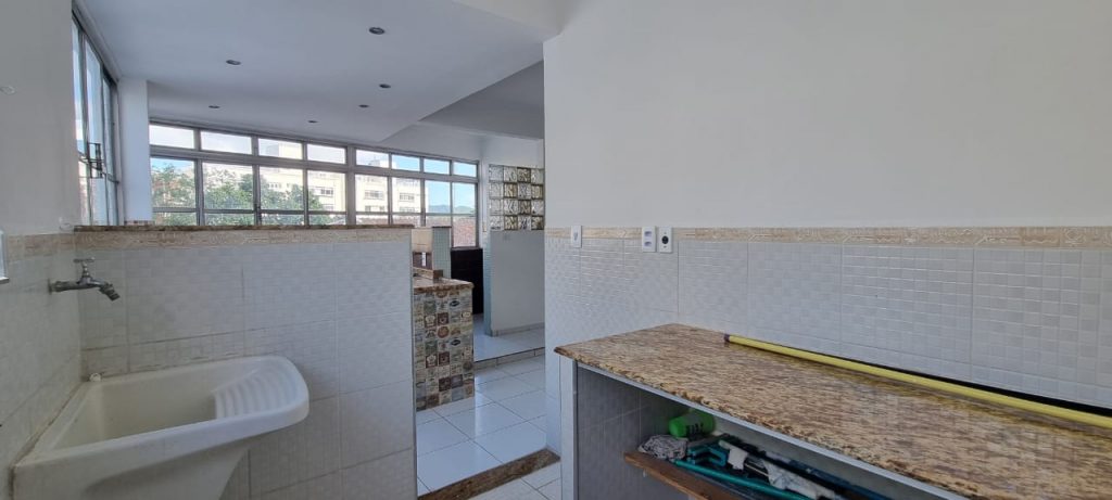 Apartamento para venda, reformado, 3 dormitórios, garagem fechada na Ponta da Praia!