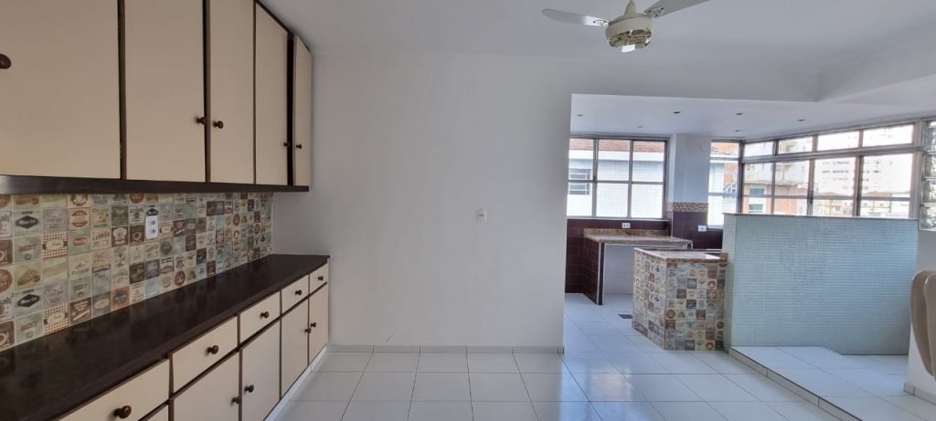 Apartamento para venda, reformado, 3 dormitórios, garagem fechada na Ponta da Praia!