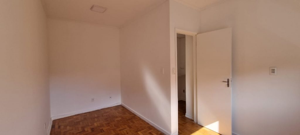 Apartamento para venda, reformado, 3 dormitórios, garagem fechada na Ponta da Praia!