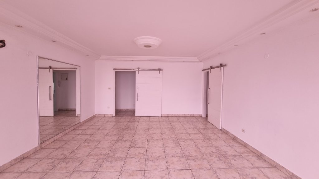 Apartamento para Locação em frente ao mar com 4 dormitórios na Ponta da Praia